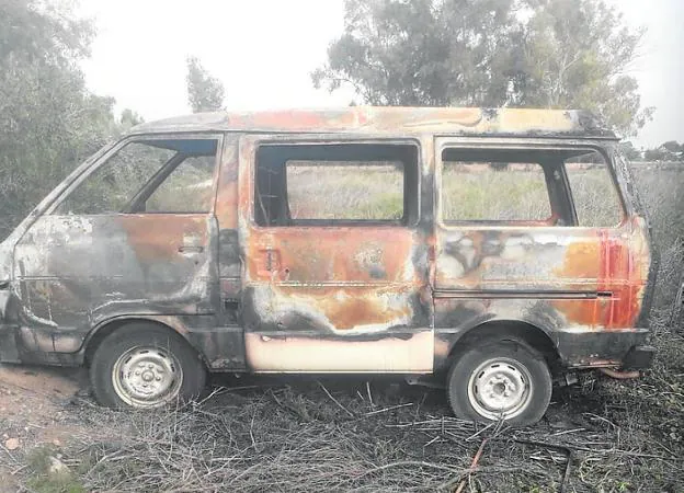 La Nissan Vanette quemada después de asaltar la gasolinera. 