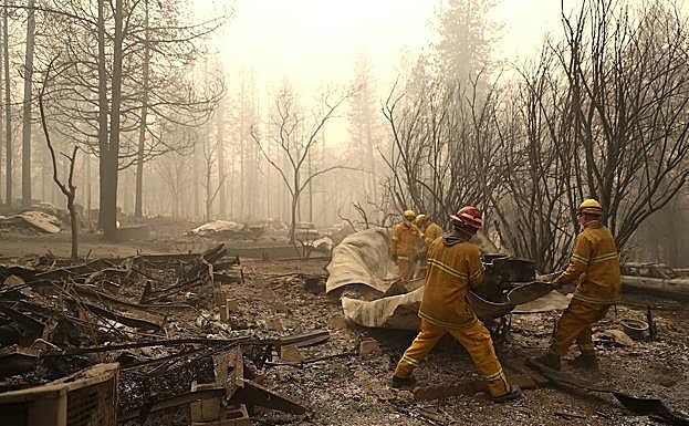 Unos bomberos trabajan en los incendios de San Francisco. 