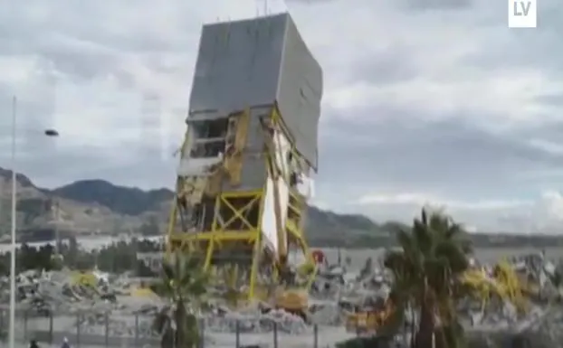 Derriban la torre de las instalaciones de Bioferma en Alhama