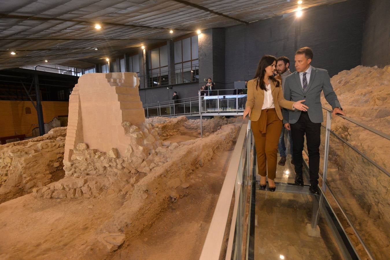 Miriam Guardiola y Fulgencio Gil Jódar recorrieron la pasarela de cristal que sobrevuela los restos y que permite su contemplación.