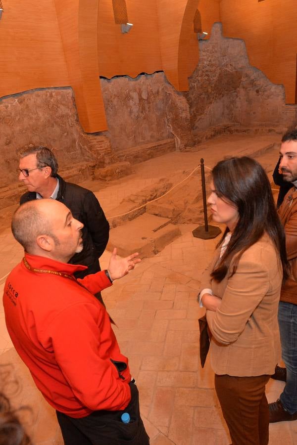 Miriam Guardiola y Fulgencio Gil Jódar recorrieron la pasarela de cristal que sobrevuela los restos y que permite su contemplación.