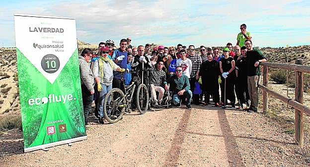 Los voluntarios de Astrapace dedicaron la mañana del sábado a realizar la plantación, en la que también participaron la directora territorial de Comunicación de Quirónsalud, Rosa Ruiz, y el director financiero, Iván Hernando, así como el gerente de Vías Verdes de la Región de Murcia, Juan Soria.