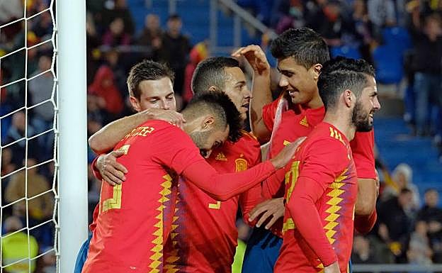 Los jugadores españoles felicitan a Brais por su gol. 