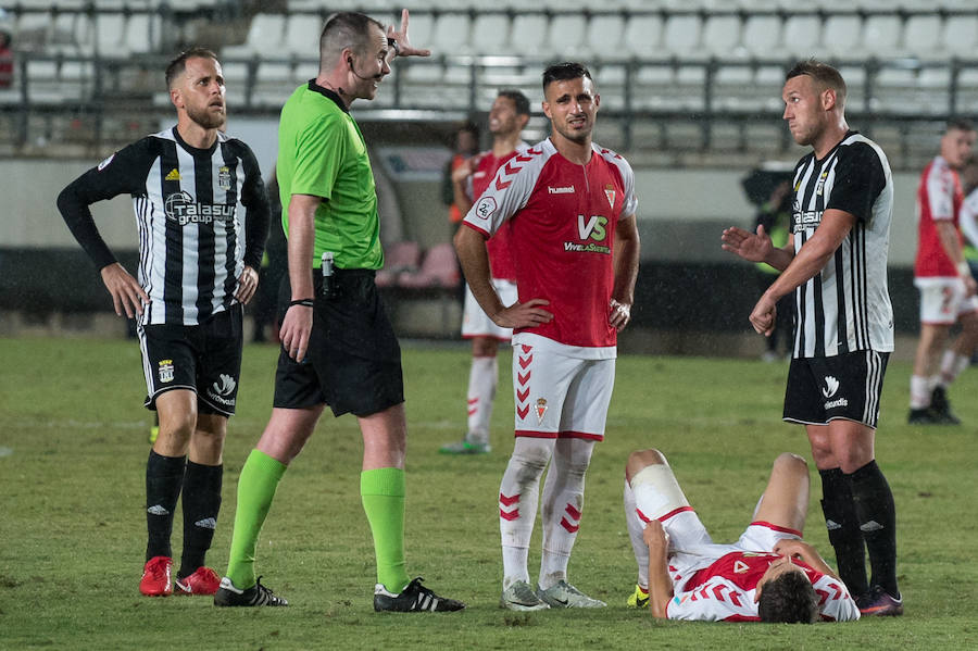 El FC Cartagena se lleva el partido de la Región gracias a dos goles de Fito Miranda y Santi Jara en menos de cinco minutos después de que el Real Murcia se adelantara con un gol de Dani Aquino (12') de penalti.