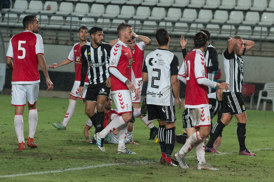 El FC Cartagena se lleva el partido de la Región gracias a dos goles de Fito Miranda y Santi Jara en menos de cinco minutos después de que el Real Murcia se adelantara con un gol de Dani Aquino (12') de penalti.