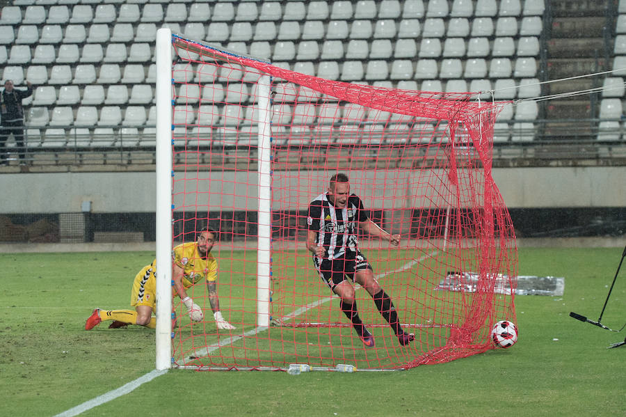 El FC Cartagena se lleva el partido de la Región gracias a dos goles de Fito Miranda y Santi Jara en menos de cinco minutos después de que el Real Murcia se adelantara con un gol de Dani Aquino (12') de penalti.