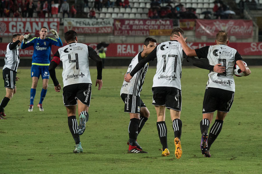 El FC Cartagena se lleva el partido de la Región gracias a dos goles de Fito Miranda y Santi Jara en menos de cinco minutos después de que el Real Murcia se adelantara con un gol de Dani Aquino (12') de penalti.