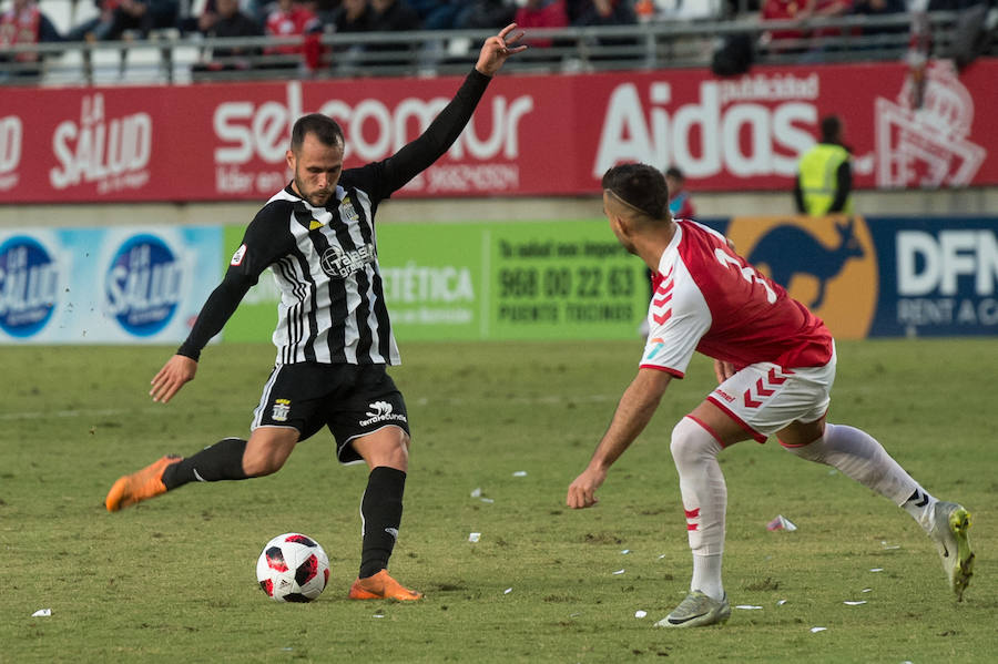 El FC Cartagena se lleva el partido de la Región gracias a dos goles de Fito Miranda y Santi Jara en menos de cinco minutos después de que el Real Murcia se adelantara con un gol de Dani Aquino (12') de penalti.