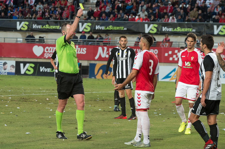 El FC Cartagena se lleva el partido de la Región gracias a dos goles de Fito Miranda y Santi Jara en menos de cinco minutos después de que el Real Murcia se adelantara con un gol de Dani Aquino (12') de penalti.