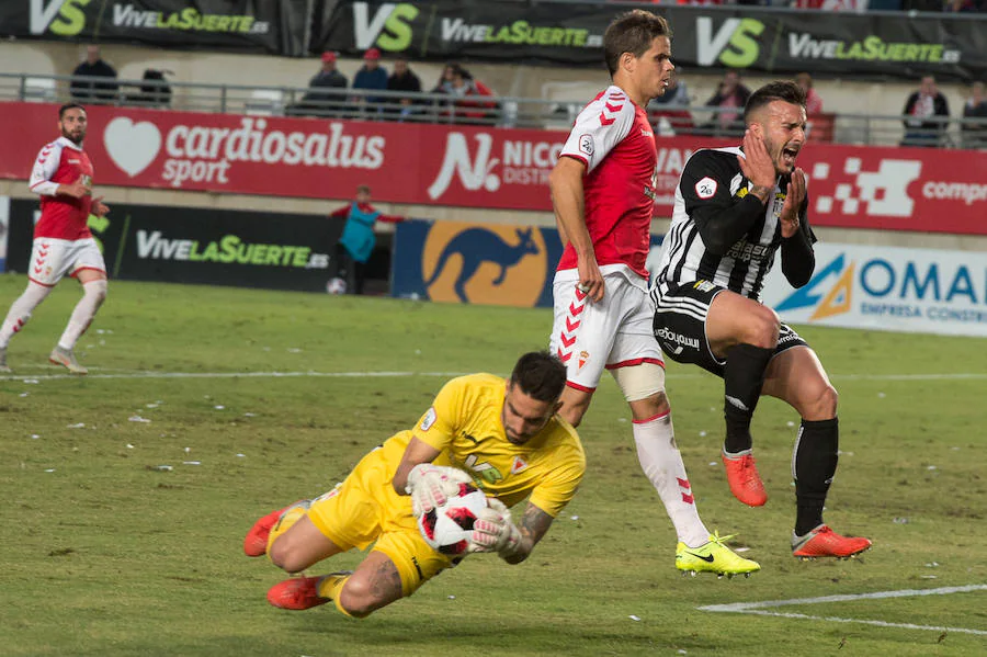 El FC Cartagena se lleva el partido de la Región gracias a dos goles de Fito Miranda y Santi Jara en menos de cinco minutos después de que el Real Murcia se adelantara con un gol de Dani Aquino (12') de penalti.