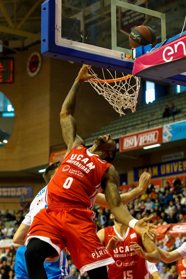 Los universitarios consiguen la tercera victoria de la temporada sobre el Monbus Obradoiro.