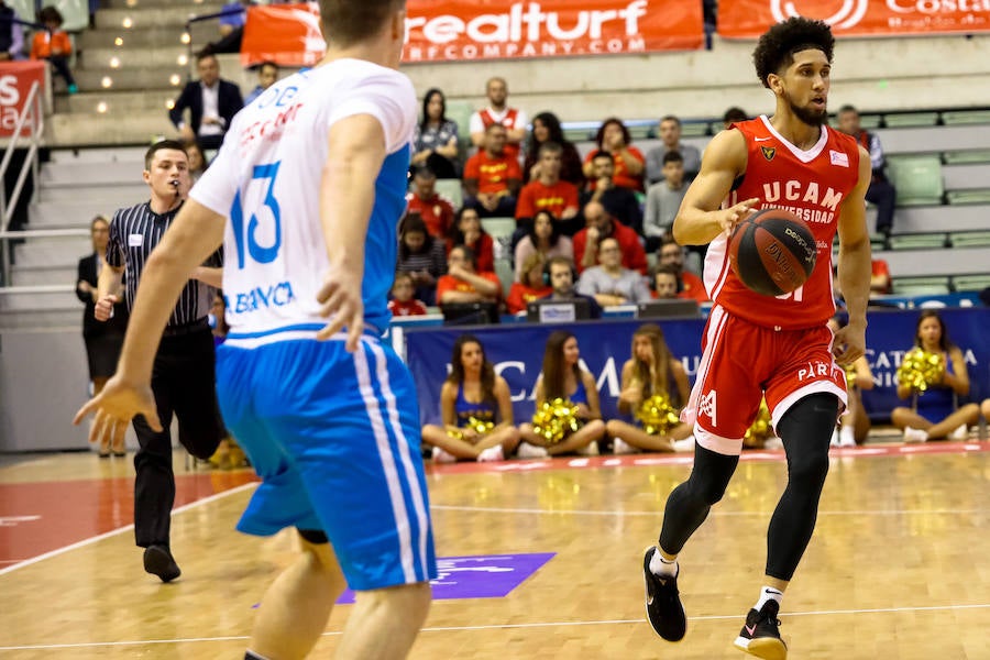 Los universitarios consiguen la tercera victoria de la temporada sobre el Monbus Obradoiro.