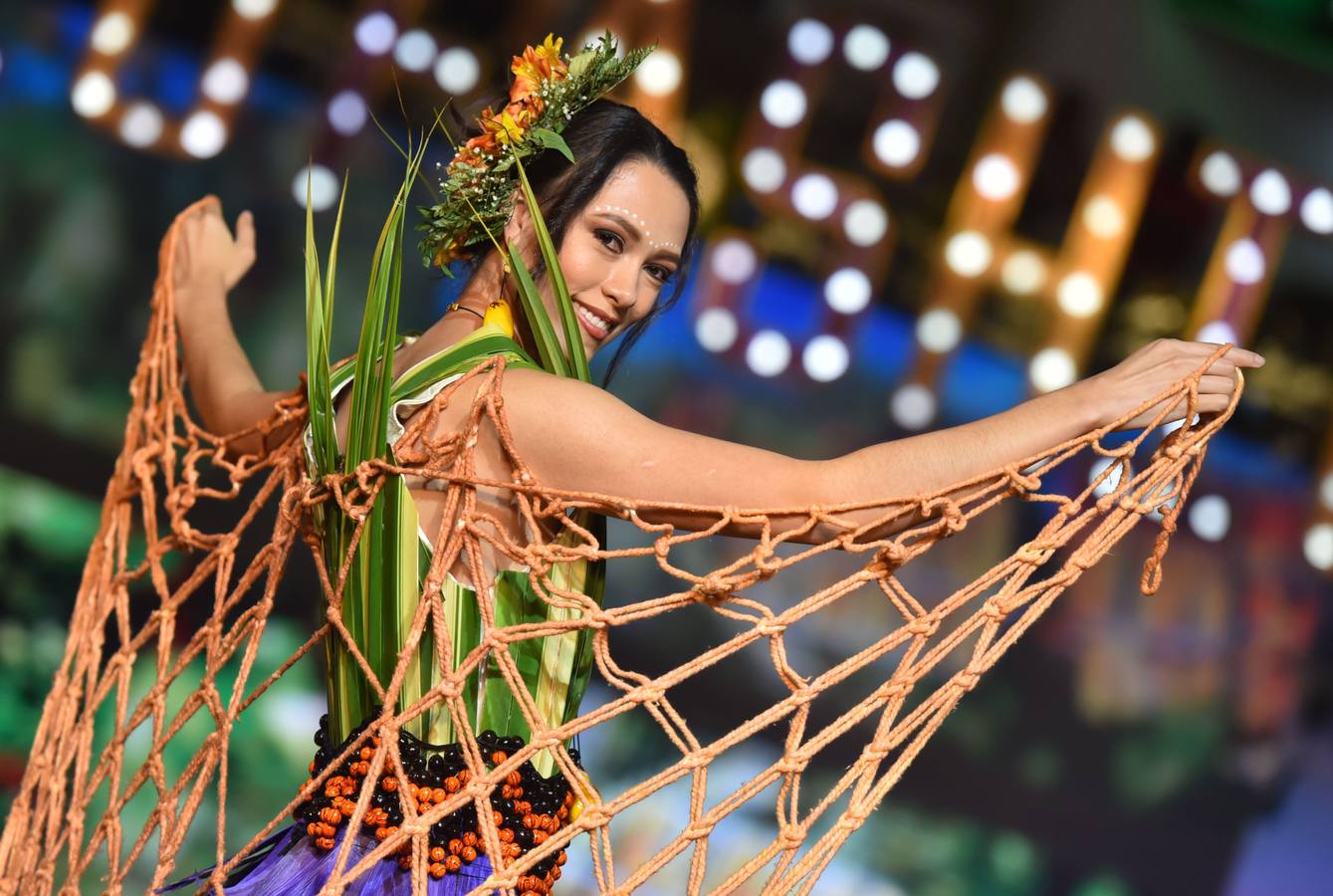 Varias modelos desfilan con diseños hechos con elementos de la naturaleza vegetal durante el Biofashion 2018, en Cali (Colombia). El Biofashion busca resaltar desde lo ecológico toda la belleza de la naturaleza, trasladando a la pasarela, follajes, hojas y elementos naturales que renacen en espectaculares diseños de moda. 