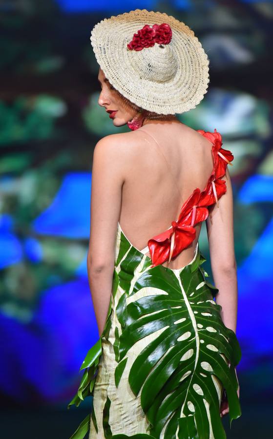 Varias modelos desfilan con diseños hechos con elementos de la naturaleza vegetal durante el Biofashion 2018, en Cali (Colombia). El Biofashion busca resaltar desde lo ecológico toda la belleza de la naturaleza, trasladando a la pasarela, follajes, hojas y elementos naturales que renacen en espectaculares diseños de moda. 