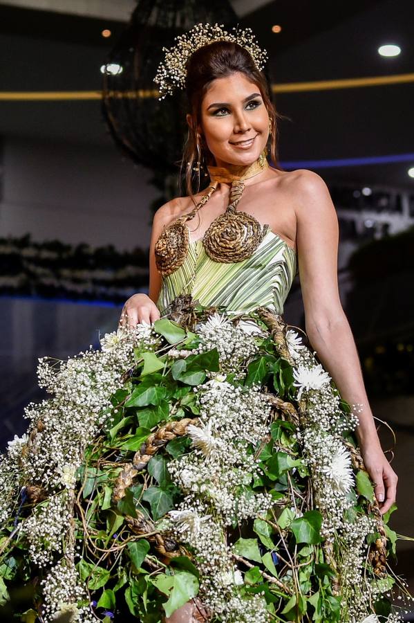 Varias modelos desfilan con diseños hechos con elementos de la naturaleza vegetal durante el Biofashion 2018, en Cali (Colombia). El Biofashion busca resaltar desde lo ecológico toda la belleza de la naturaleza, trasladando a la pasarela, follajes, hojas y elementos naturales que renacen en espectaculares diseños de moda. 