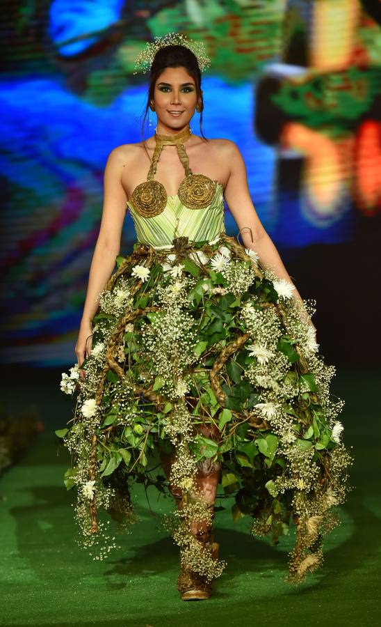 Varias modelos desfilan con diseños hechos con elementos de la naturaleza vegetal durante el Biofashion 2018, en Cali (Colombia). El Biofashion busca resaltar desde lo ecológico toda la belleza de la naturaleza, trasladando a la pasarela, follajes, hojas y elementos naturales que renacen en espectaculares diseños de moda. 