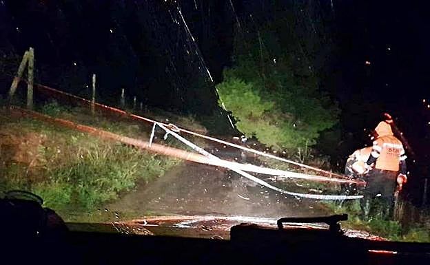 Un camino cortado al tráfico por precaución en Bullas. 