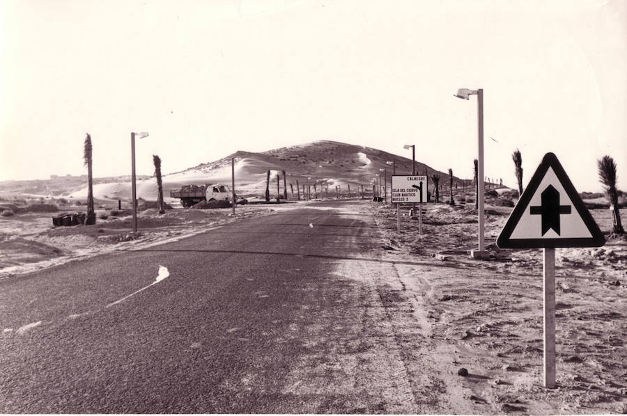 Los periodistas Ana Tudela y Antonio Delgado recorren las heridas del 'boom' urbanístico en el Mediterráneo español en su libro 'Playa Burbuja'