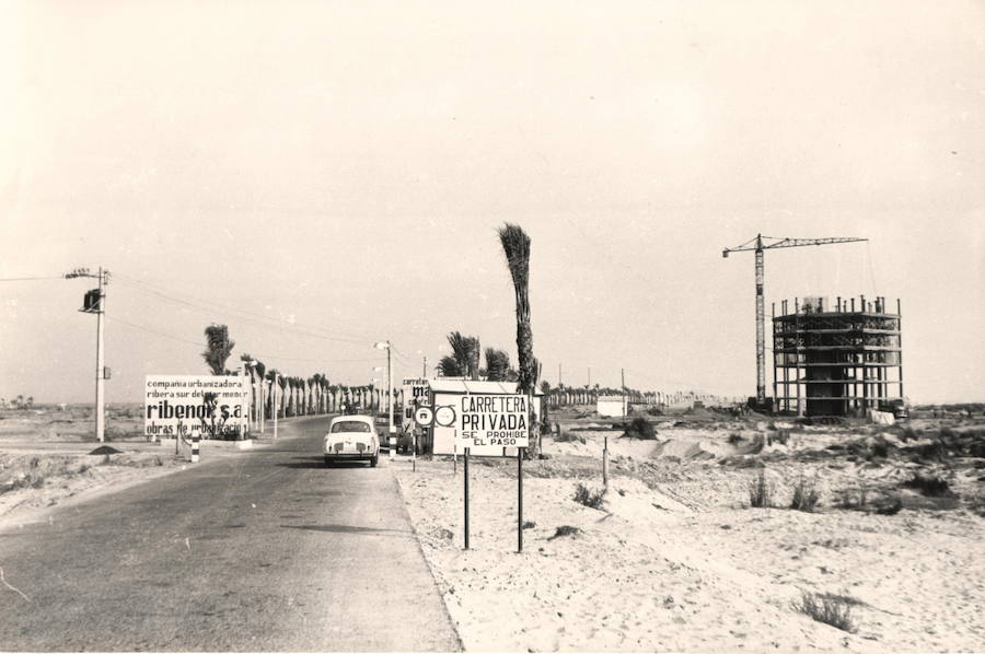 Los periodistas Ana Tudela y Antonio Delgado recorren las heridas del 'boom' urbanístico en el Mediterráneo español en su libro 'Playa Burbuja'