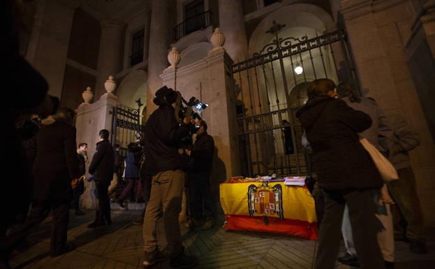 Varios cámaras graban en la entrada de una iglesia de la calle Serrano en Madrid. 