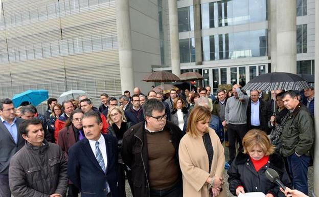 Magistrados y fiscales, ayer, durante la lectura de un comunicado a las puertas de la Ciudad de la Justicia de Murcia. 