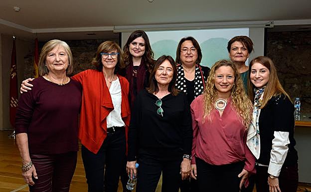 Margarita Muñoz, Marta López-Briones, Mª Teresa Marín, Mª Ángeles Sánchez, Paloma Reverte, María Luisa Martínez, Mara Mira y Miriam Huéscar, coordinadora del ciclo, ayer en el Mubam. 