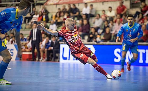 Miguelín dispara a puerta en el partido contra Peñíscola RehabMedic, en el último encuentro disputado en el Palacio.
