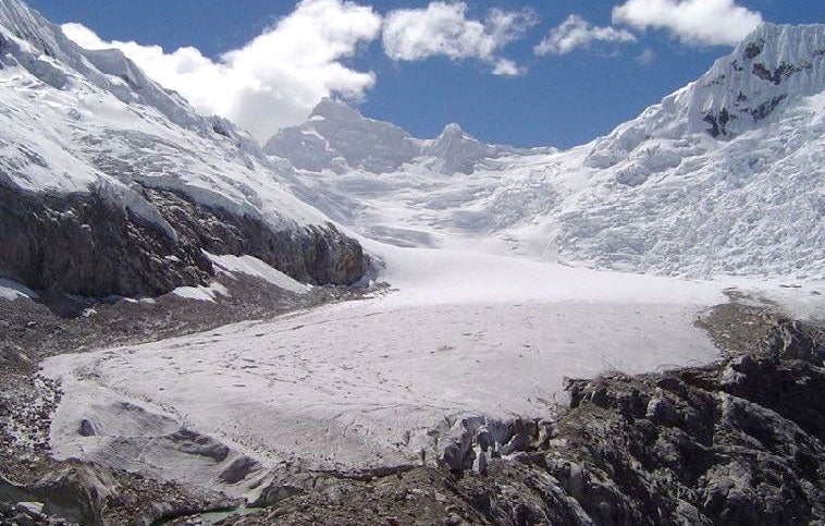 Secuencia de imágenes del glaciar Artesonraju tomadas en diferentes años para ver cómo se reduce la lengua del glaciar y, paralelamente, el rápido crecimiento de la laguna a sus pies. 2006. 