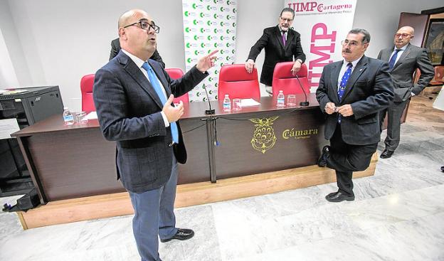 Acto de la firma del convenio, en la sede de la Cámara. 