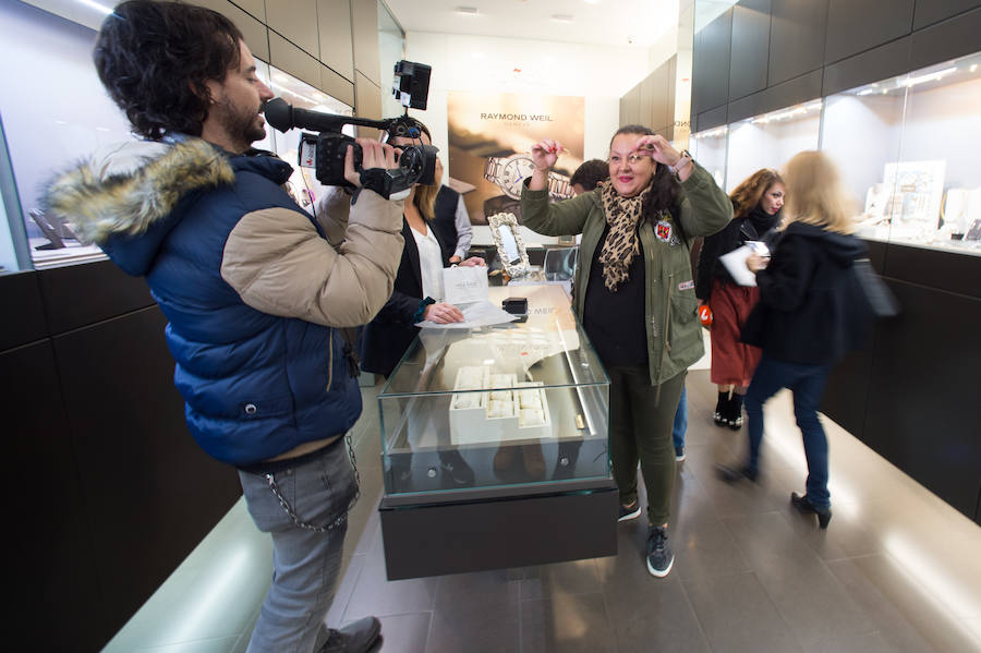 Ana García Díez, vecina del barrio de San Antón, fue la ganadora del sorteo de la Cámara de Comercio y la afortunada de poder realizar el reto de desembolsar este dinero durante el horario comercial (10-13.30 horas)