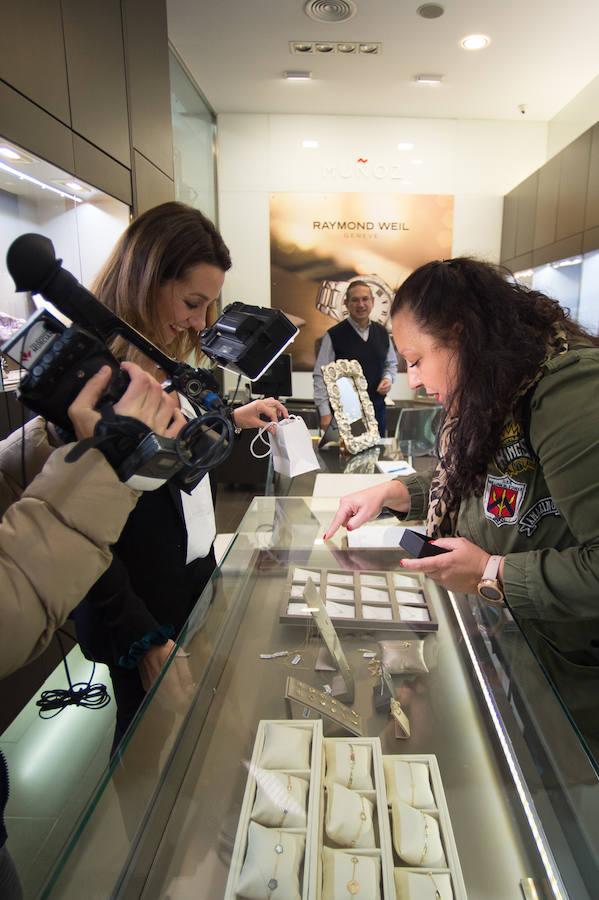 Ana García Díez, vecina del barrio de San Antón, fue la ganadora del sorteo de la Cámara de Comercio y la afortunada de poder realizar el reto de desembolsar este dinero durante el horario comercial (10-13.30 horas)