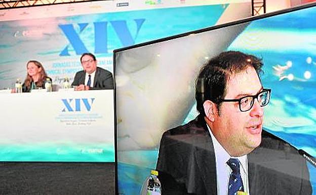 El eurodiputado Francesc Gambús, ayer, durante su comparecencia en las jornadas técnicas de saneamiento y depuración. 