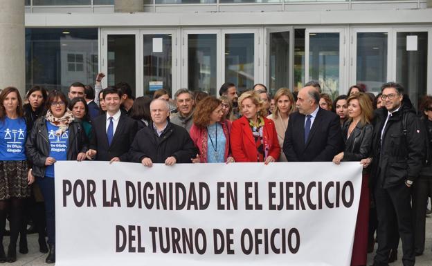 Abogados protestando, ayer, a las puertas de la Ciudad de la Justicia de Murcia, para exigir mejores pagos del turno de oficio. 