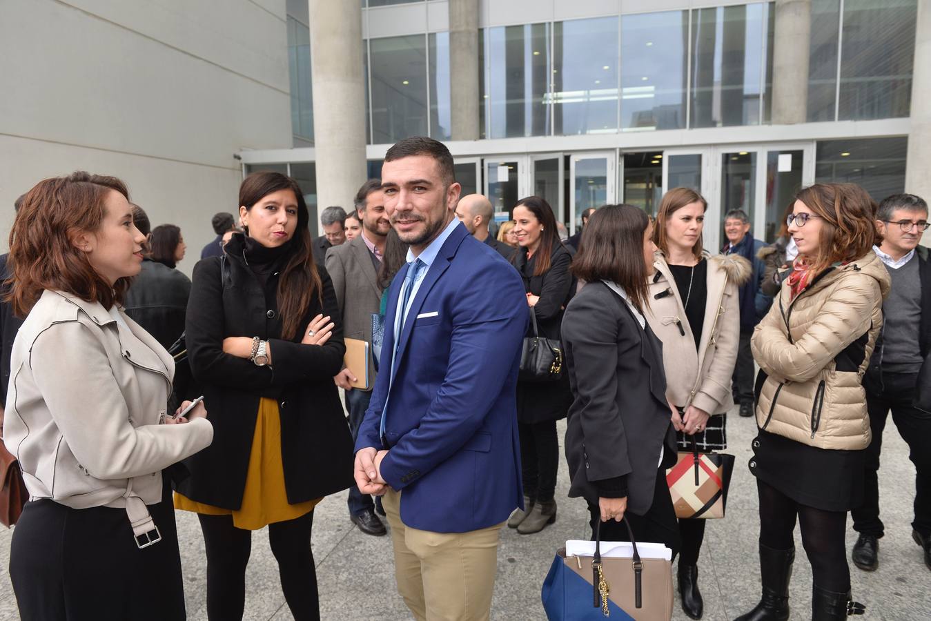 Un grupo de letrados protestaron a las puertas de la Ciudad de la Justicia de Murcia, convocados por el Colegio de Abogados de Murcia, para exigir que se dignifique este servicio público