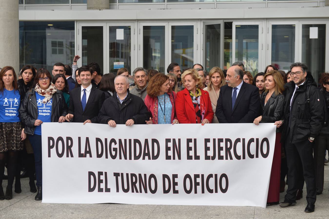 Un grupo de letrados protestaron a las puertas de la Ciudad de la Justicia de Murcia, convocados por el Colegio de Abogados de Murcia, para exigir que se dignifique este servicio público