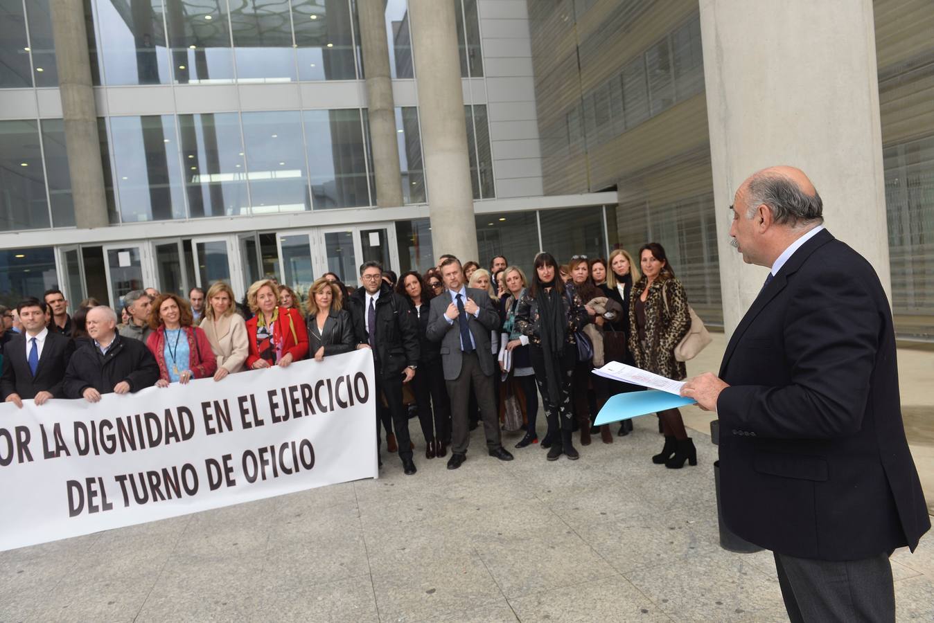 Un grupo de letrados protestaron a las puertas de la Ciudad de la Justicia de Murcia, convocados por el Colegio de Abogados de Murcia, para exigir que se dignifique este servicio público