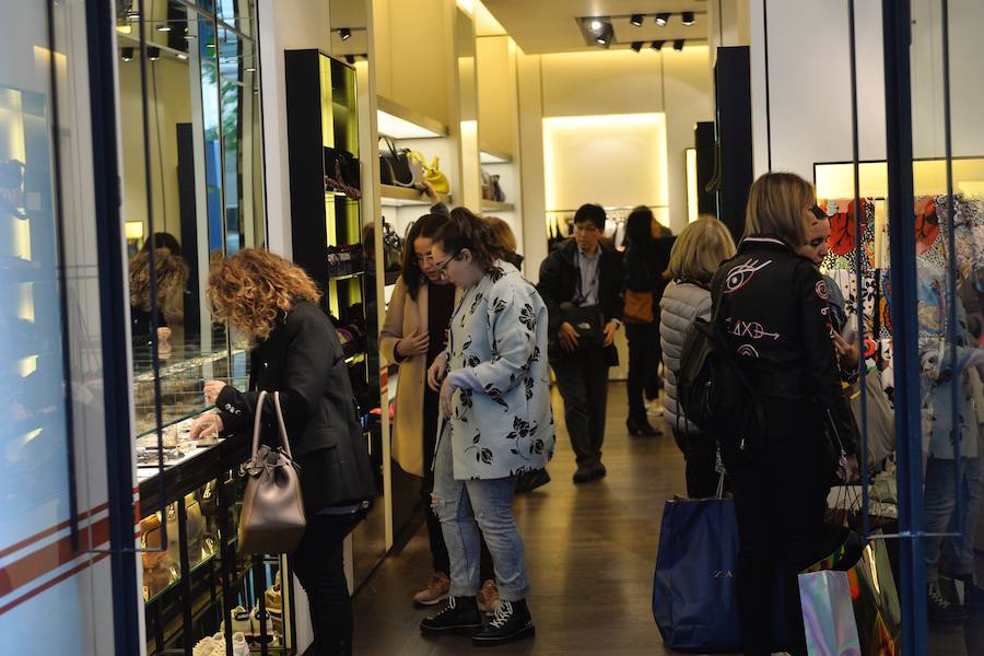 Multitud de ciudadanos se acercan a los comercios este 'viernes negro' buscando las ofertas de electrónica, moda y todo tipo de productos