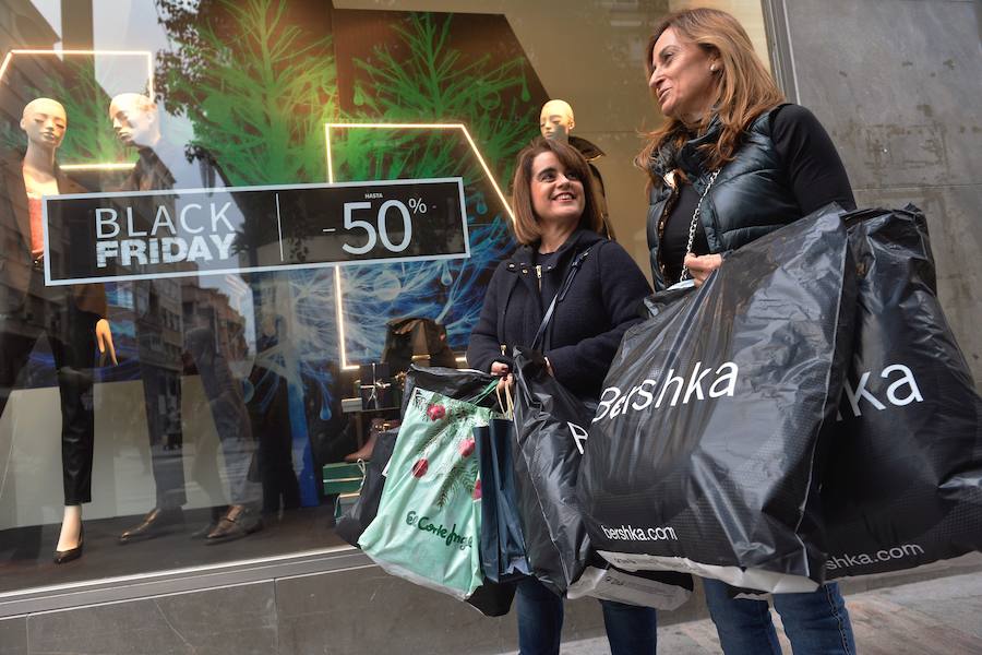 Multitud de ciudadanos se acercan a los comercios este 'viernes negro' buscando las ofertas de electrónica, moda y todo tipo de productos