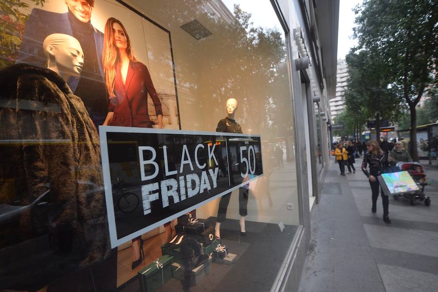 Multitud de ciudadanos se acercan a los comercios este 'viernes negro' buscando las ofertas de electrónica, moda y todo tipo de productos