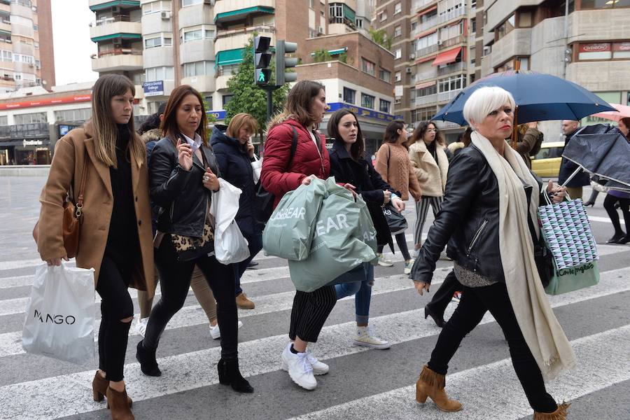 Multitud de ciudadanos se acercan a los comercios este 'viernes negro' buscando las ofertas de electrónica, moda y todo tipo de productos