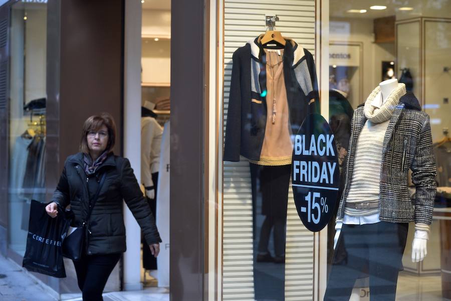 Multitud de ciudadanos se acercan a los comercios este 'viernes negro' buscando las ofertas de electrónica, moda y todo tipo de productos