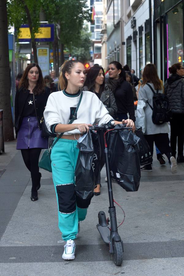 Multitud de ciudadanos se acercan a los comercios este 'viernes negro' buscando las ofertas de electrónica, moda y todo tipo de productos