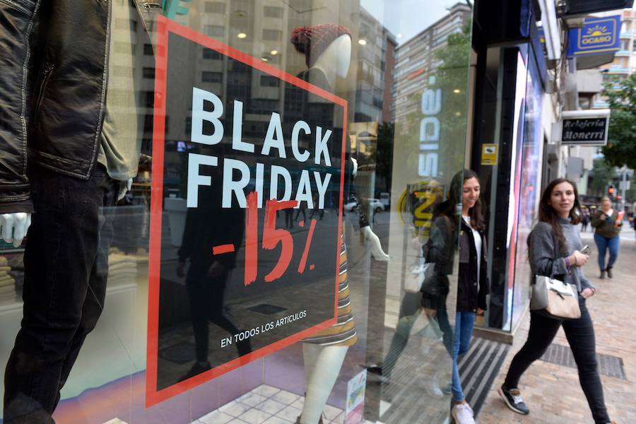 Multitud de ciudadanos se acercan a los comercios este 'viernes negro' buscando las ofertas de electrónica, moda y todo tipo de productos