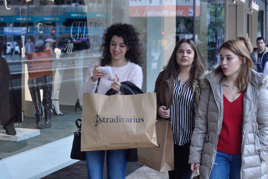 Multitud de ciudadanos se acercan a los comercios este 'viernes negro' buscando las ofertas de electrónica, moda y todo tipo de productos