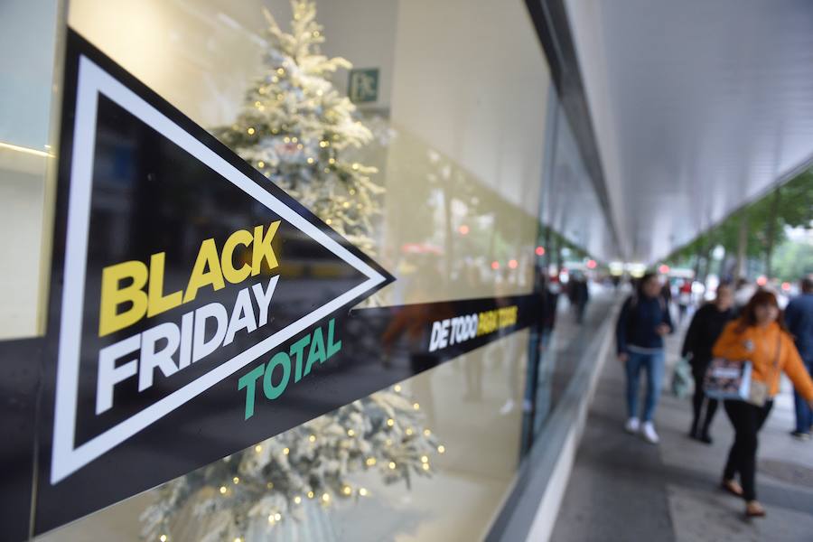 Multitud de ciudadanos se acercan a los comercios este 'viernes negro' buscando las ofertas de electrónica, moda y todo tipo de productos