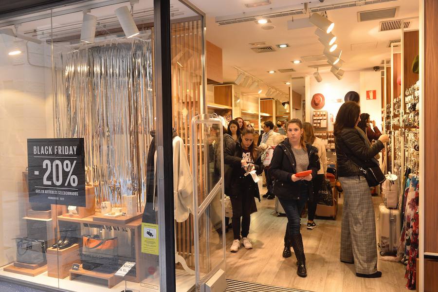 Multitud de ciudadanos se acercan a los comercios este 'viernes negro' buscando las ofertas de electrónica, moda y todo tipo de productos