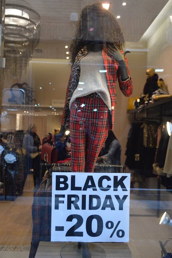 Multitud de ciudadanos se acercan a los comercios este 'viernes negro' buscando las ofertas de electrónica, moda y todo tipo de productos