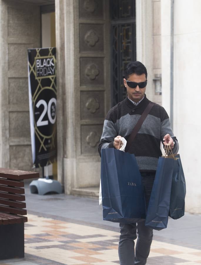 Miles de compradores se han lanzado a las tiendas para aprovechar las ofertas en tecnología, moda y todo tipo de productos que los comercios han preparado en este 'viernes negro' 