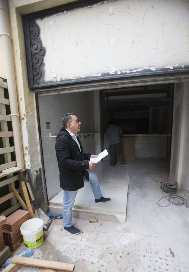 Miles de compradores se han lanzado a las tiendas para aprovechar las ofertas en tecnología, moda y todo tipo de productos que los comercios han preparado en este 'viernes negro' 