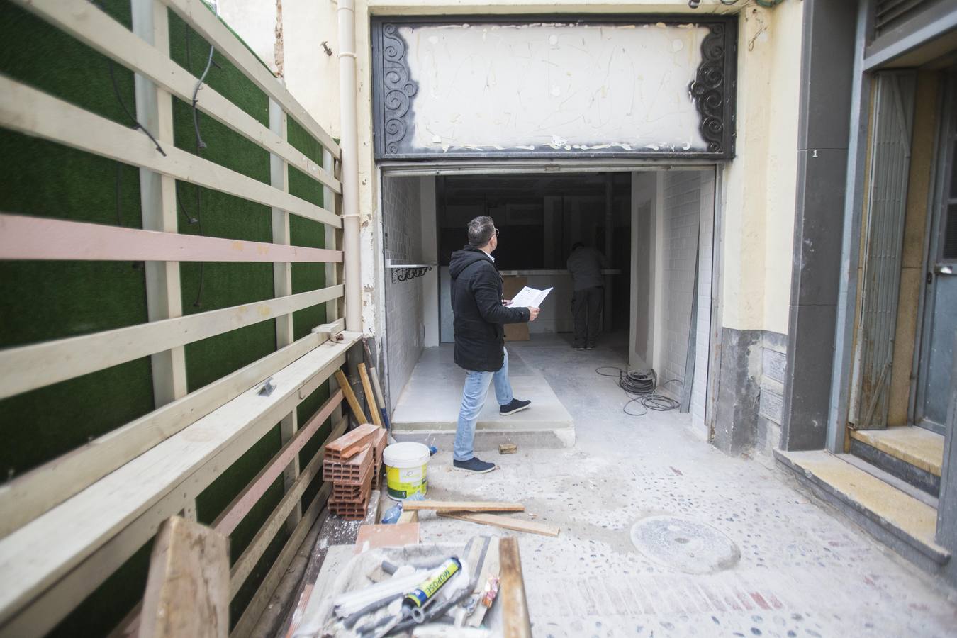 Miles de compradores se han lanzado a las tiendas para aprovechar las ofertas en tecnología, moda y todo tipo de productos que los comercios han preparado en este 'viernes negro' 